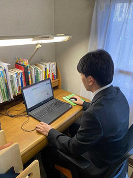 自宅から最終発表に臨む学生