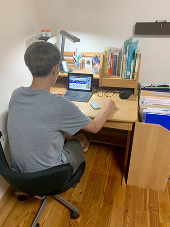 学生は自宅で受講