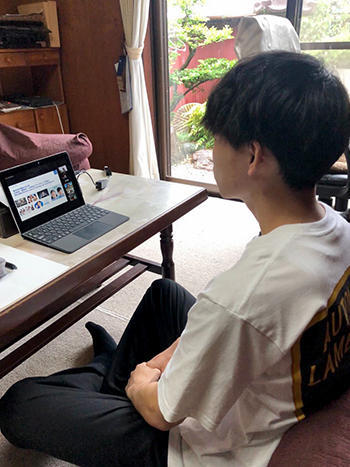 学生は自宅で受講